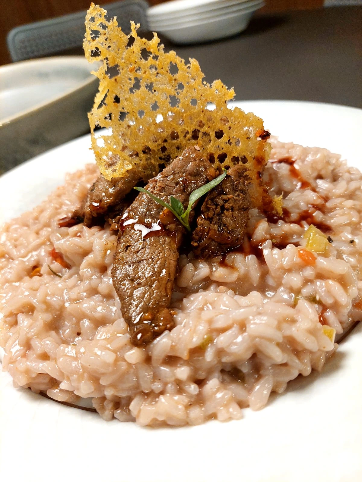 Risoto com carne e uma delicada crosta dourada